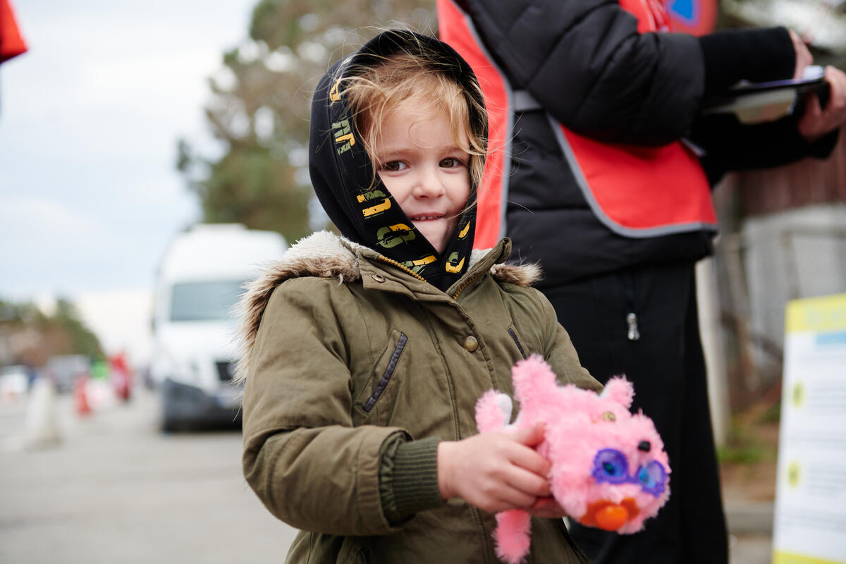 Save the Children Romania teams are on the ground, near the border points with Ukraine, providing humanitarian assistance to children and their families who are fleeing conflict.


At Siret, March 2022, immediate support was provided for children between the ages of 0 and 12 Toys offered children a much needed chance to smile and feel like children again.

We are already on the ground and ready to provide humanitarian aid to displaced peoples - including food packages, personal hygiene products, clothes and shoes. We also constantly assess needs and liaise with the authorities. All children received toys. Water, juices, hygiene kits, face masks, perishable foods, kits for newborns (nappies, wet napkins) are available for every single family that crosses the border. We are also offering flyers that contain necessary information.